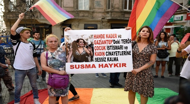 LGBTİ Derneği üyeleri Sarıyer’de cesedi bulunan Hande Kader için Beyoğlu’nda eylem yaptı