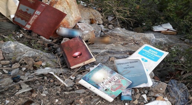 FETÖ elebaşı Gülen’in kitapları yol kenarında bulundu