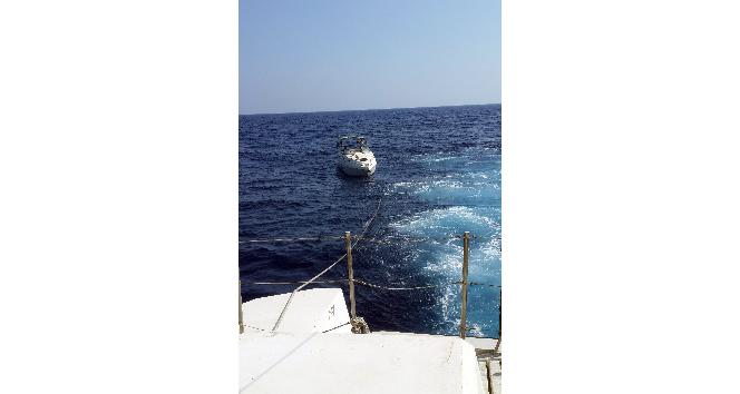 Sahil Güvenlik ekipleri, deniz ortasında bozulan yatta mahsur kalan 2 kişiyi kurtardı