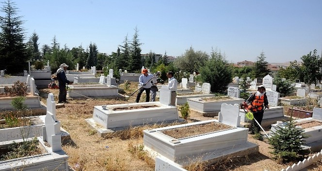 Mezarlıklar ve boş alanlarda yabani ot mücadelesi hızlandırıldı
