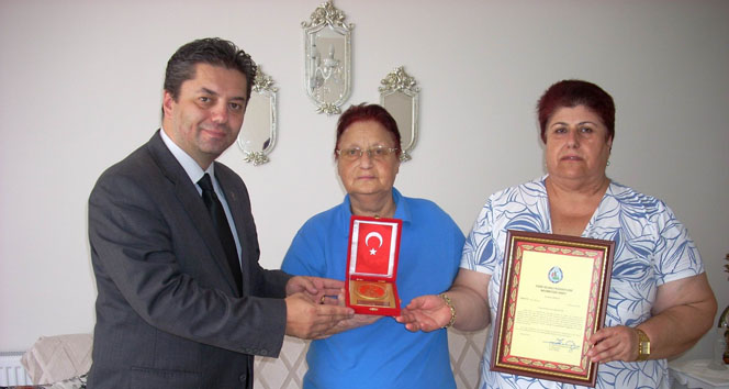 Kız kardeşlerden Mehmetçik Vakfı&#039;na önemli bağış