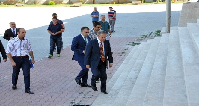 Vali Tapsız, okullarda incelemelerde bulundu