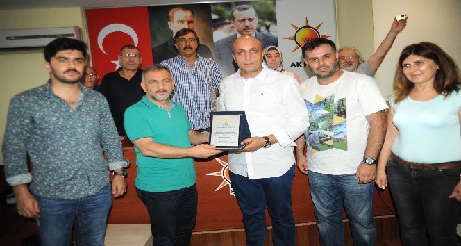 AK Parti Yenişehir İlçe yönetiminden işadamı Bozkurt’a ’Demokrasi’ plaketi