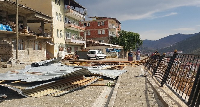 Gümüşhane’de rüzgar çatıları uçurdu