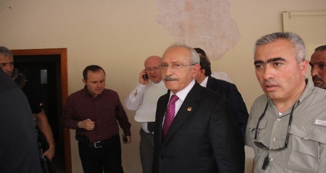 CHP Lideri Kılıçdaroğlu zırhlı araçla çatışma bölgesinden çıkartıldı