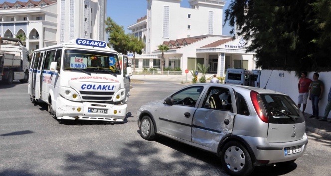 Manavgat’ta yolcu minibüsü otomobille çarpıştı: 5 yaralı