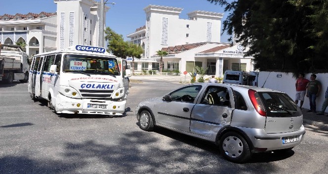 Manavgat’ta yolcu minibüsü otomobille çarpıştı: 5 yaralı