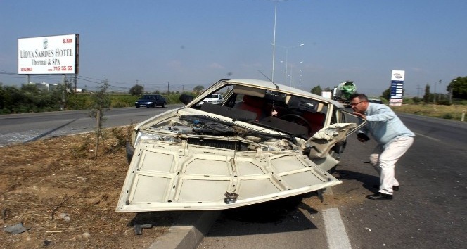 Manisa’da otomobil aydınlatma direğine çarptı: 4 yaralı
