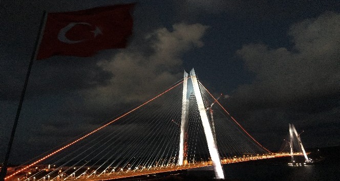 Yavuz Sultan Selim Köprüsü’nün ışıkları ilk kez yandı