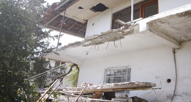 Antalya’da balkon çöktü: 2 yaralı