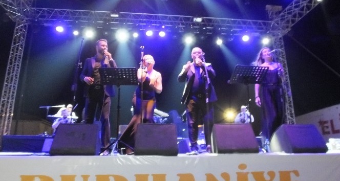 Burhaniye’de festival Grup Alaturka Band konseri ile noktalandı