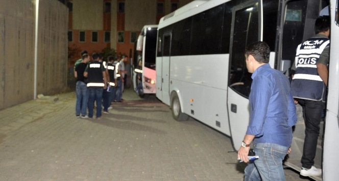 Mardin’de 14 polis ve 1 öğretmen tutuklandı