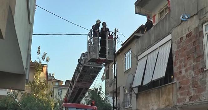 3 katlı binanın merdiveni çöktü, anne-kız mahsur kaldı