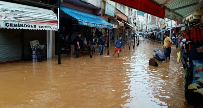 Rize&#039;nin Fındıklı ilçesinde şiddetli yağış: 1 çocuk kayıp