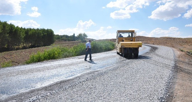 Sorgun ilçesine bağlı köylerde yol çalışmaları sürüyor