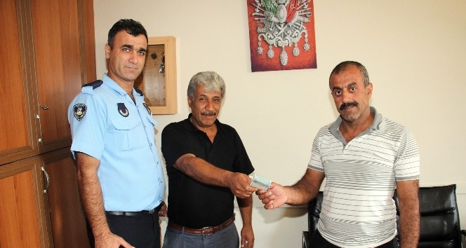 Yolda bulduğu parayı sahibine verdi