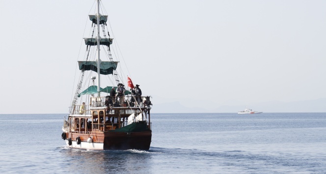 Antalya’da batan tur teknesinde kaybolan 2 kişi aranıyor