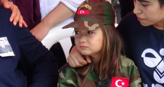 8 yaşındaki Ecrin şehit babasını asker selamı ile uğurladı