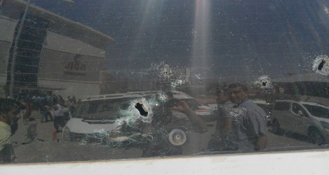 PKK’lı teröristler minibüsü taradı: 1 ağır yaralı