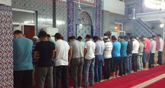Gençler sabah namazında buluşmaya devam ediyor