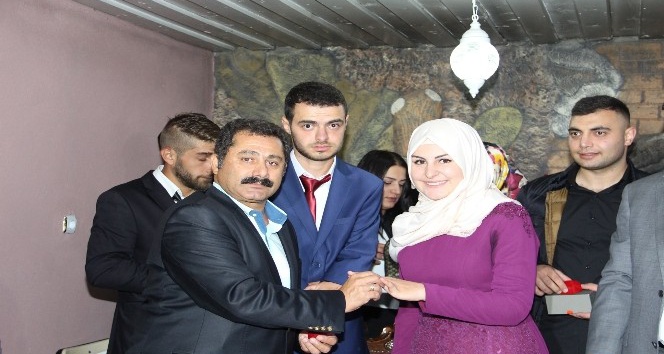 Nişan merasimine sanatçı Akçayır renk kattı