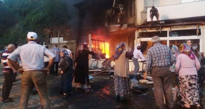 Kastamonu’da iki dükkan yandı