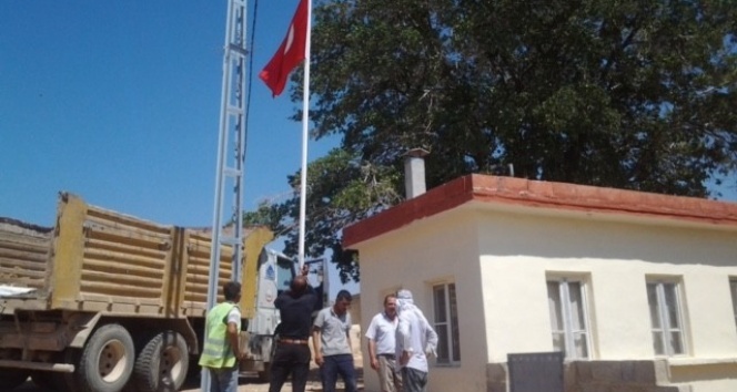 Oğuzeli ilçesindeki 91 mahalleye de Türk Bayrağı dikiliyor