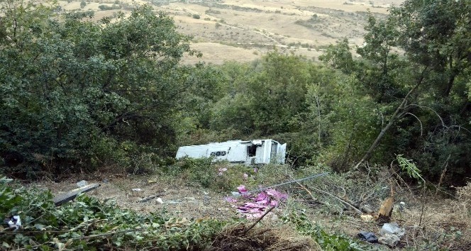 Safranbolu’da servis otobüsü uçuruma yuvarlandı: 1 yaralı