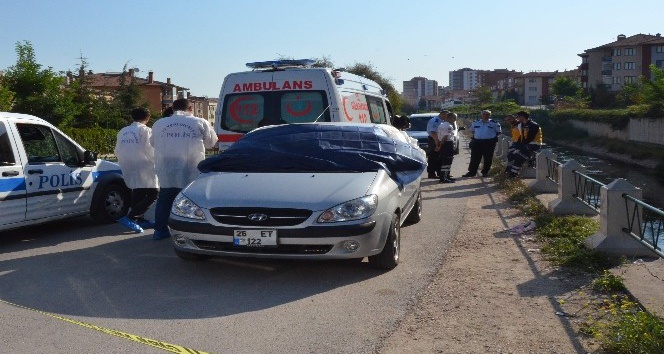 Kolunda serum takılı kadın otomobilde ölü bulundu