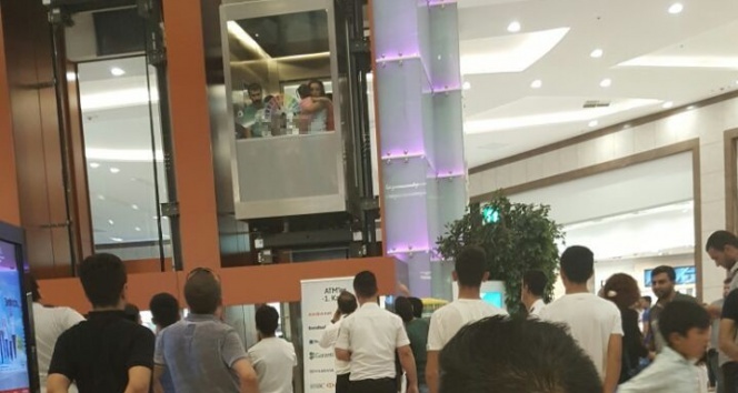 Diyarbakır’da vatandaşlar AVM’nin asansöründe mahsur kaldı