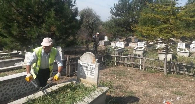 Ilgaz Belediyesinden Mezarlıklarda Bayram Temizliği