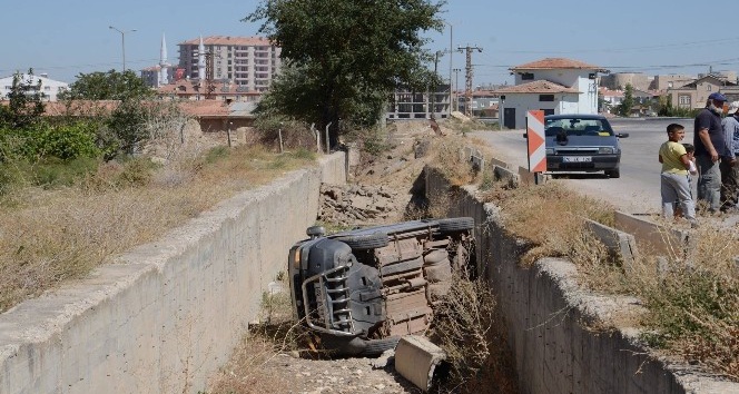 Otomobil boş sulama kanalına düştü