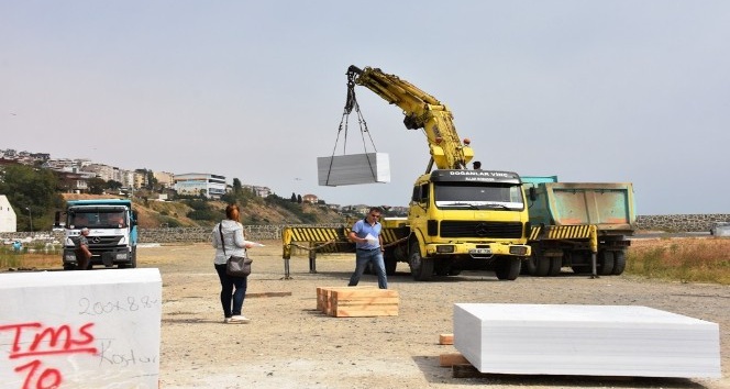 Mermer bloklar sahil marinaya yerleştirildi