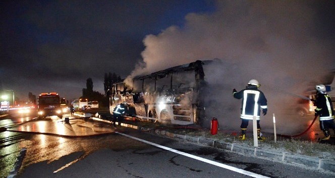 Tosya’da seyir halindeki yolcu otobüsü yandı