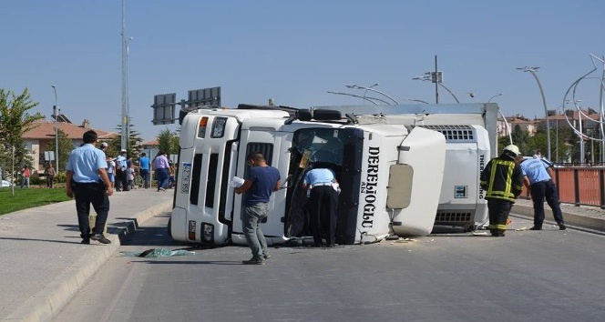 Karaman’da çekici devrildi: 2 yaralı