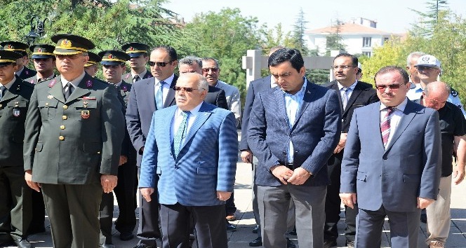 Şehitlikte duygusal bayramlaşma
