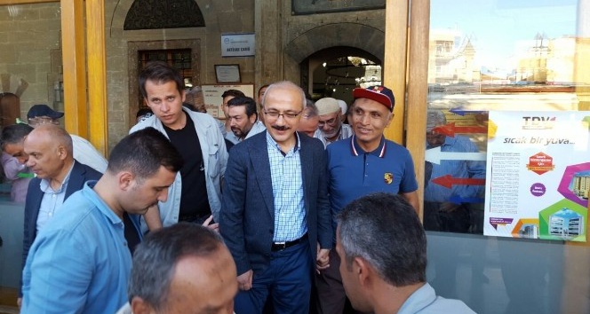 Bakan Elvan bayram namazını Karaman’da kıldı