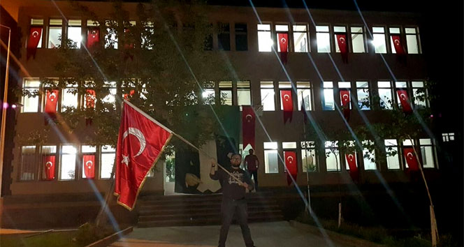 Yeni atanan kayyum, belediye binasını Türk bayraklarıyla donattı
