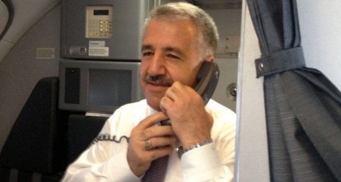 Bakan Arslan, uçakta anons yaparak yolcuların bayramını kutladı