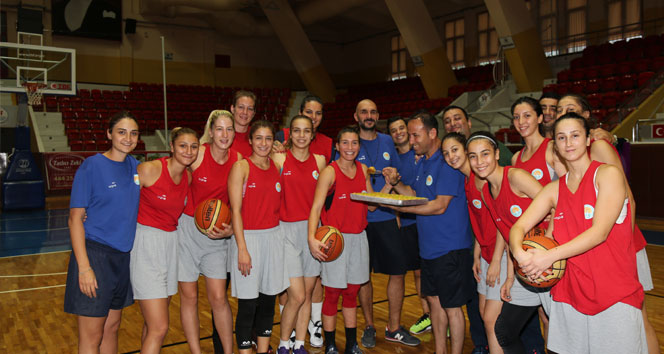 Pota altında baklavalı bayram kutlaması