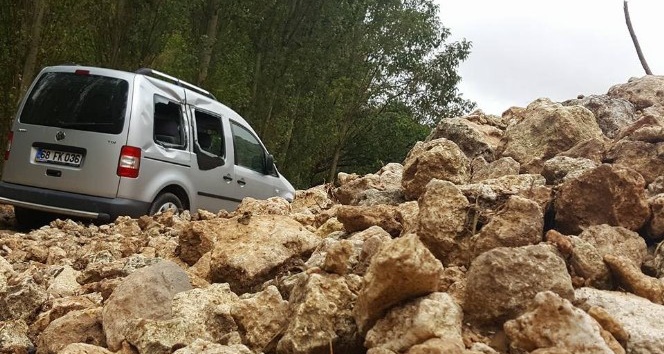Karaman’da heyelan köy yolunu ulaşıma kapattı