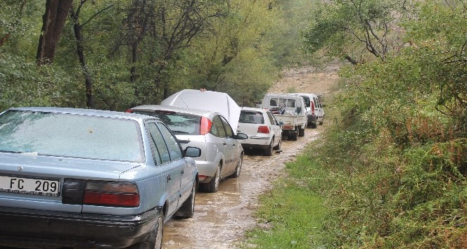 Karaman’da heyelandan kapanan köy yolu ulaşıma açıldı