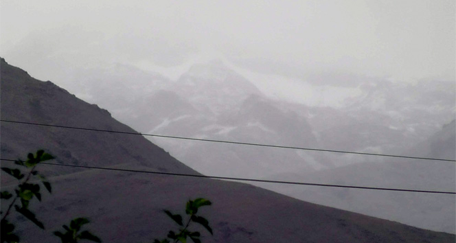 Munzur Dağları&#039;na mevsimin ilk karı düştü