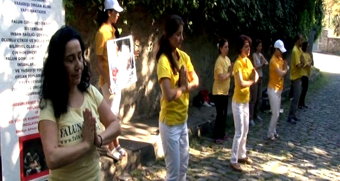 Çin Konsolosluğu önünde yogalı protesto