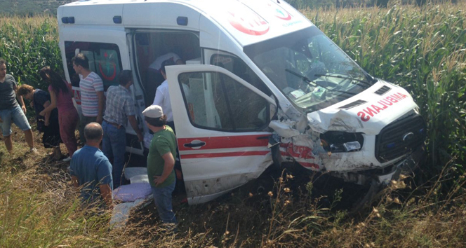 Hasta taşıyan ambulans kaza yaptı: 5 yaralı