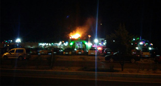 Düğün salonunda atılan havai fişek yangın çıkardı