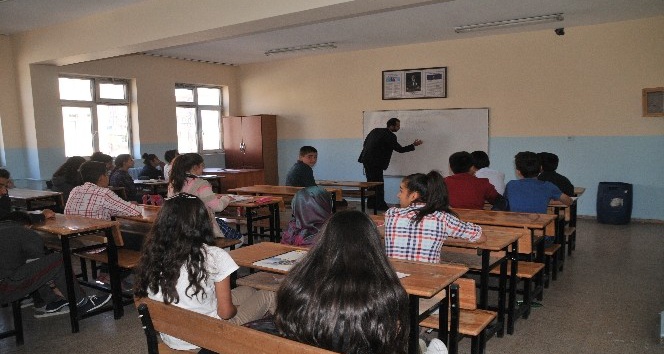 Yüksekova’da okullar açıldı