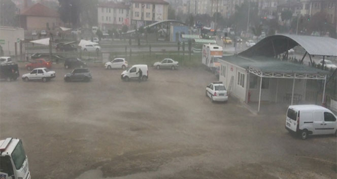 Bursa&#039;da şiddetli fırtına ve yağmur hayatı felç etti
