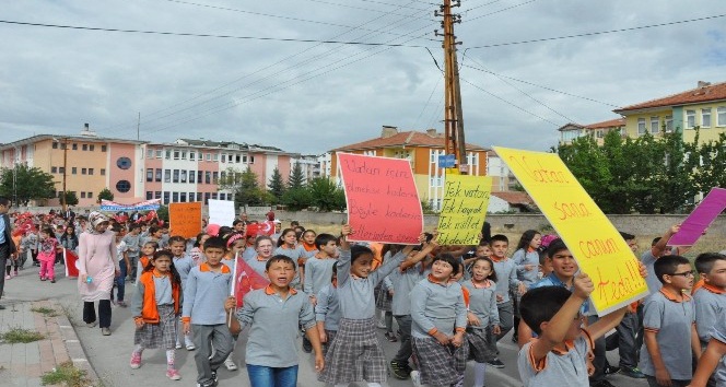 Sorgun’da minik öğrenciler demokrasi şehitleri için yürüdü