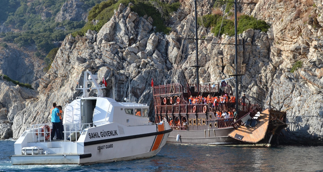45 turist taşıyan tekne kayalıklara çarptı
